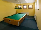 W budynku znajduje się sala do gry w bilard oraz ping-ponga