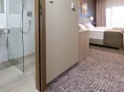 Pokoje posiadają nowoczesne prywatne łazienki