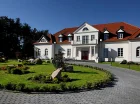 Pałac w Folwarku Ńemino mieści się blisko Kaszubskiego Parku Krajobrazowego