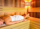 Dostępne są sauna parowa z koloroterapią i aromaterapią oraz sauna fińska