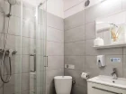 W każdym pokoju jest łazienka z kabiną prysznicową