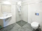 Każdy pokój ma łazienkę z kabiną prysznicową