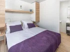 Sypialnia domku premium relax z podwójnym łóżkiem (wnętrza są klimatyzowane)