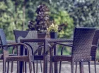 W słoneczne dni można delektować się posiłkami przy ogrodowych stolikach