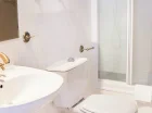 W łazience znajduje się kabina prysznicowa