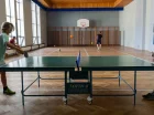 Starsze dzieci mogą spędzać czas aktywnie, grając w ping ponga i inne sporty