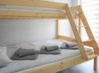 Łóżka piętrowe przeznaczone są dla 3 osób