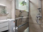 Każdy apartament posiada łazienkę z kabiną prysznicową