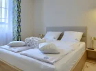 Większe apartamenty dysponują odrębną sypialnią z łóżkiem małżeńskim
