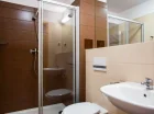 Łazienki są wyposażone w prysznic