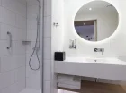 Łazienki z prysznicami posiadają podgrzewane podłogi
