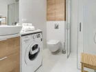 Łazienki wyposażono w pralki i ręczniki