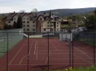Naprzeciwko hotelu znajduje się wielofunkcyjne boisko i kort tenisowy