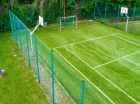 Wielofunkcyjne boisko umożliwia grę w piłkę nożną, koszykówkę, siatkówkę, tenisa