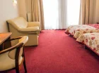Hotel umożliwia zakwaterowanie w jasnych przestronnych pokojach