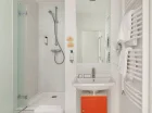 Studio posiada łazienkę z wanną lub prysznicem