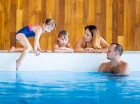 Strefa relaksu obejmuje basen, jacuzzi oraz saunę