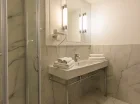 W łazience mieści się przestronna kabina prysznicowa