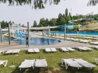 Aquapark posiada liczne wodne atrakcje i leżaki do kąpieli słonecznych