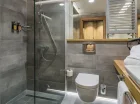 Łazienka LUX wyposażona w przestronna kabinę prysznicową walk in