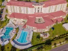Hotel Karos zajmuje duży teren otoczony parkiem
