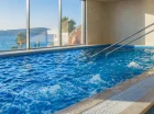 Hotel oferuje cudowne adriatyckie widoki także z krytego basenu