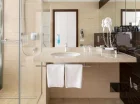 Łazienki są nowocześnie wyposażone w kabinę prysznicową, suszarkę do włosów
