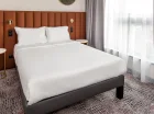 W pokojach 2-osobowych dostępne są wygodne łóżka małżeńskie