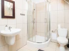 W każdym pokoju i apartamencie znajduje się prywatna łazienka z prysznicem