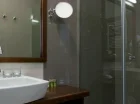 W łazience pokoi znajduje się kabina prysznicowa