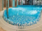 W hotelu mieści się strefa basenowa z basenem rekreacyjnym i jacuzzi