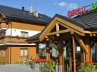 Przy hotelu działa tyrolski Grill Bar z ofertą smakowitych mięs prosto z grilla