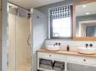 W łazience zamontowano ogrzewanie podłogowe i prysznic