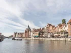 Naprzeciwko mieści się słynny zabytkowy Żuraw oraz Stare Miasto Gdańska