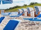 Resort posiada dedykowaną swym gościom strefę leżaków i koszy na plaży