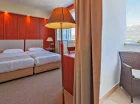 Junior suite z widokiem na morze ma umeblowany balkon