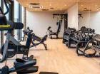 Sala fitness jest wyposażona w różnorodny sprzęt do ćwiczeń