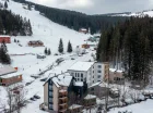 Hotel sąsiaduje z ośrodkiem narciarskim SkiResort Cerna Hora w Pecu pod Śnieżką