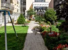 Zielone patio zaprasza na relaks dużych i małych gości