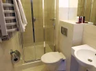 Każdy pokój dysponuje łazienką z kabiną prysznicową