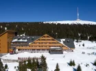 Hotel jest zjawiskowo położony tuż pod szczytem góry Pradziad w Sudetach Wsch.