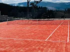 Resort posiada kort tenisowy z widokiem na Karkonosze