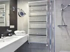 Łazienki z prysznicem wyposażono w komplet kosmetyków i ręczników