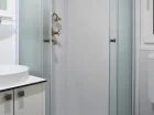 Łazienka jest wyposażona w kabinę prysznicową