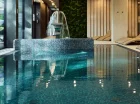 Hotel posiada wewnętrzny i zewnętrzny basen z podgrzewaną wodą