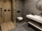 Nowoczesna łazienka zawiera kabinę prysznicową