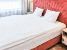 Oraz sypialnię z dużym małżeńskim łóżkiem
