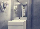 Łazienki są wyposażone w kabinę prysznicową, suszarkę do włosów i ręczniki