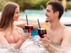 W zewnętrznym jacuzzi można wypić drinka z baru przy basenie