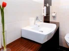 Łazienki wyposażono w kabinę prysznicową lub wannę